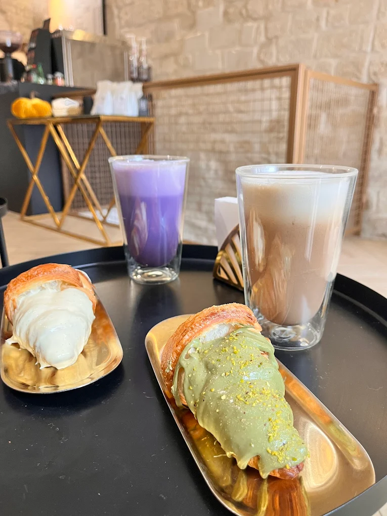 Croissants et lattes — Blackbird Coffee